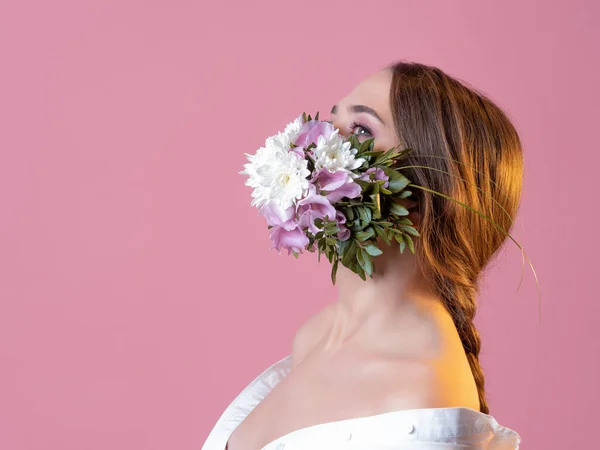 Gesichtsschutz in Blumen und Blütenblättern, Frühling, — Stockfoto