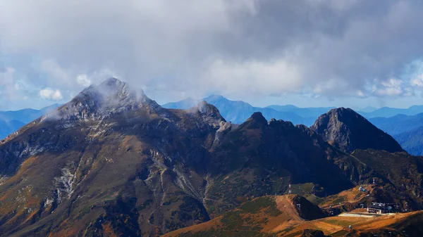 Красивая панорама гор, воздушная перспектива, далекие вершины — стоковое фото