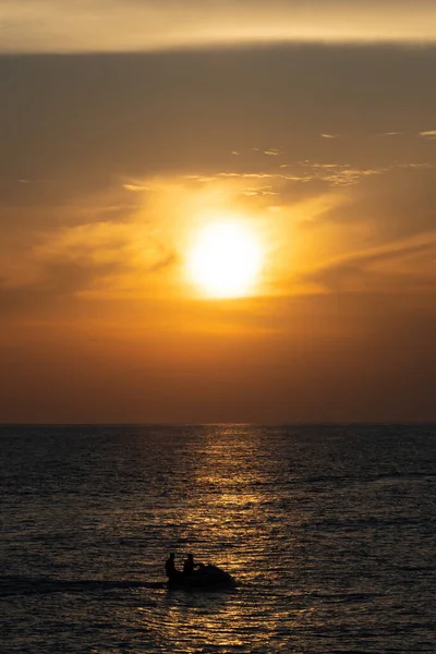 Czerwony zachód słońca w morzu, delikatne romantyczne naturalne tło. — Zdjęcie stockowe