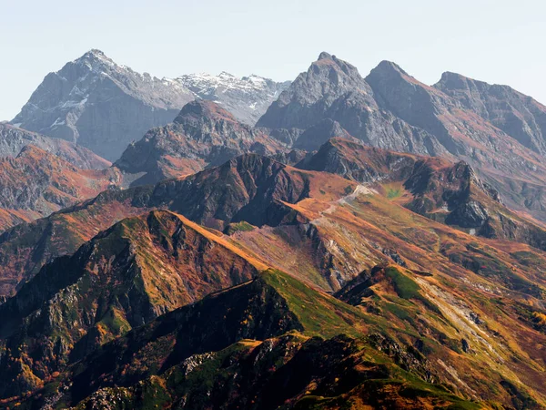 棕色秋天的山峰.美丽的山景. — 图库照片