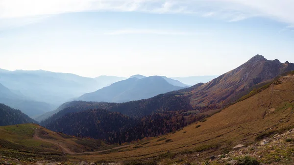 Um belo panorama de montanhas, perspectiva aérea, picos distantes — Fotografia de Stock