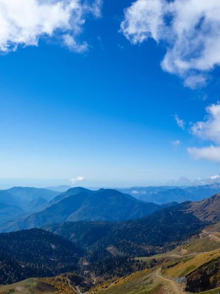 Ett vackert panorama av berg, flygperspektiv, avlägsna toppar Stockbild