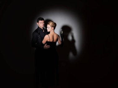 Siyahlı çekici bir çift. Şık ve zarif genç erkek ve kadın