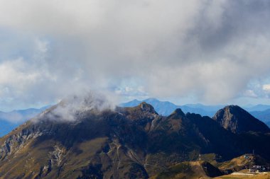 Kahverengi sonbahar dağ zirveleri. Güzel dağ manzarası.