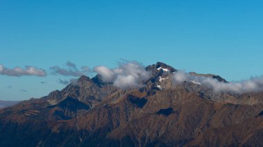 Kahverengi sonbahar dağ zirveleri. Güzel dağ manzarası.