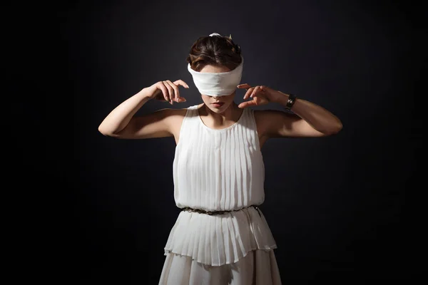 Egy antik hősnő bekötött szemmel, egy fiatal nő egy tunikában, bekötött szemmel., — Stock Fotó