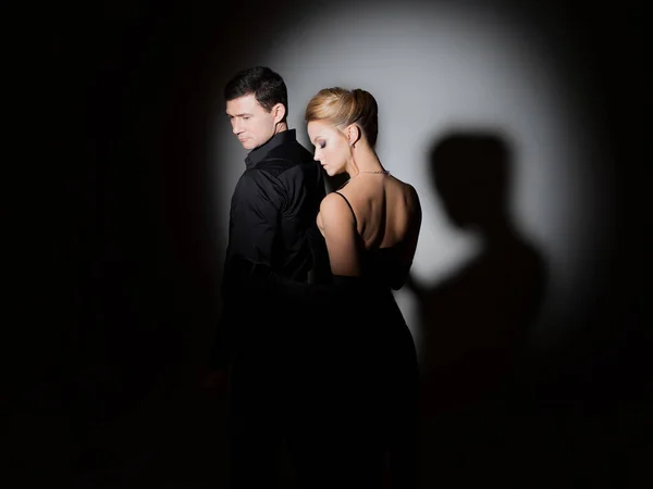 An attractive couple in black. Stylish and elegant young man and woman — Fotografia de Stock