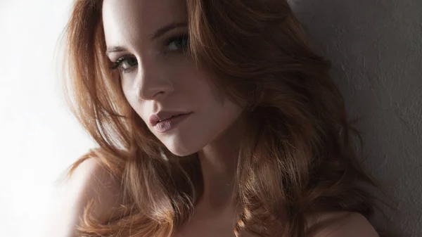 Vonzó, fiatal, vörös hajú nő, gyönyörű fürtökkel. — Stock Fotó