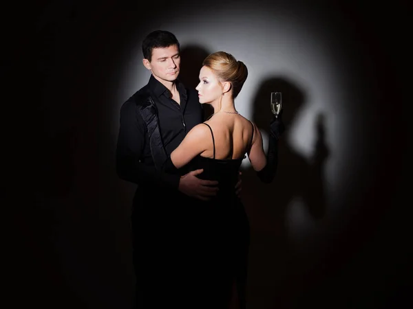 Een aantrekkelijk stel in het zwart. Stijlvolle en elegante jonge man en vrouw — Stockfoto