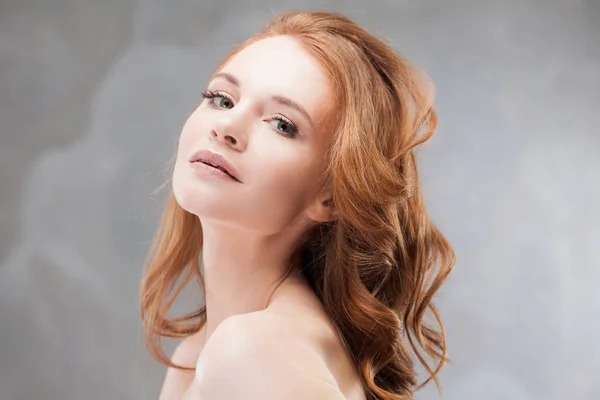 透明肌の若い魅力的な赤髪の女性、繊細な肖像画 — ストック写真