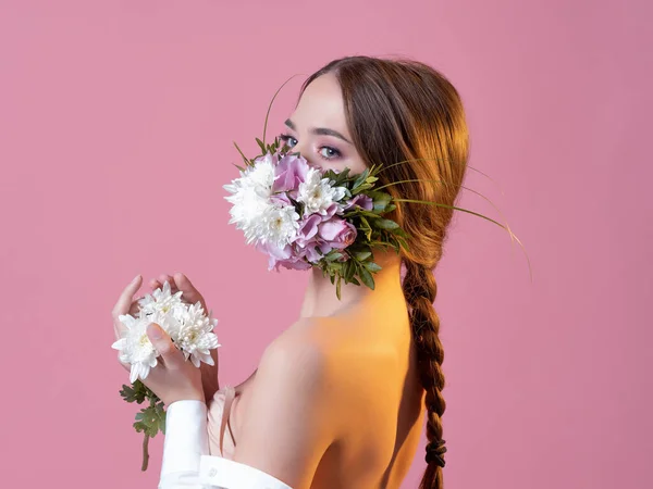 Ung vacker kvinna i en blomma ansikte mask, — Stockfoto
