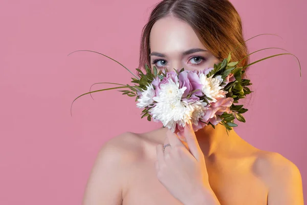 Mladá krásná žena v masce květinové tváře, — Stock fotografie