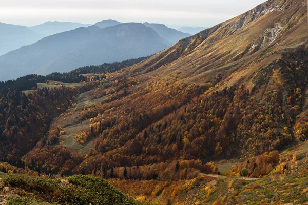 Prachtig panorama van bergen, vrijheid en schoonheid van de natuur. — Stockfoto
