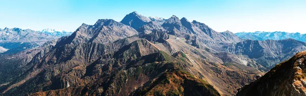 Picos de montaña de otoño marrón. Hermoso paisaje de montaña. —  Fotos de Stock