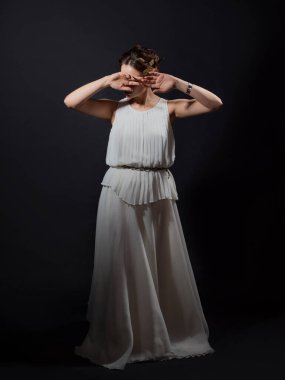 Antik Yunan tanrıçasının ya da ilham perisinin suretinde genç bir kadın..