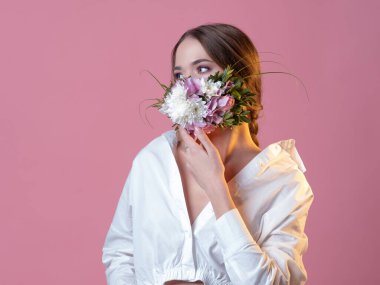 Çiçeklerdeki ve yapraklardaki koruyucu yüz maskesi, bahar.,