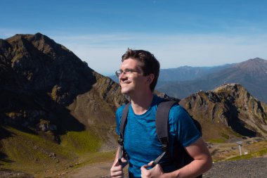 Dağ tepelerini fethetmek. Genç bir adam seyahate çıkıyor.