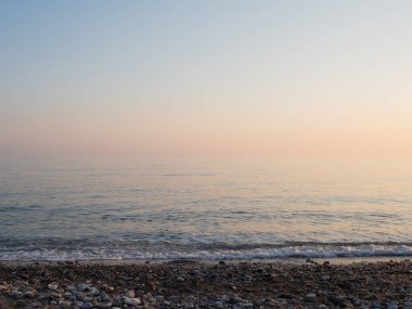 Ufukta gökyüzü ve denizin birleşimi, sakin deniz, rahatlatıcı güzel manzara.