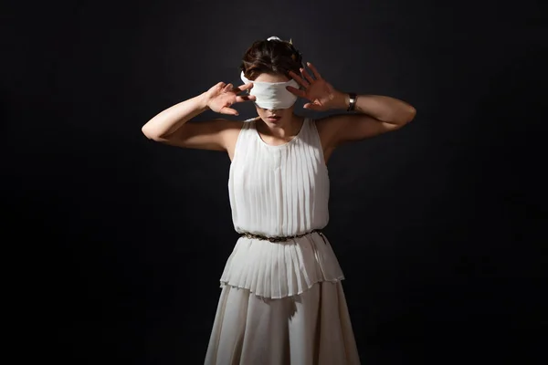 Une héroïne antique les yeux bandés, une jeune femme en tunique avec un bandeau aux yeux, — Photo