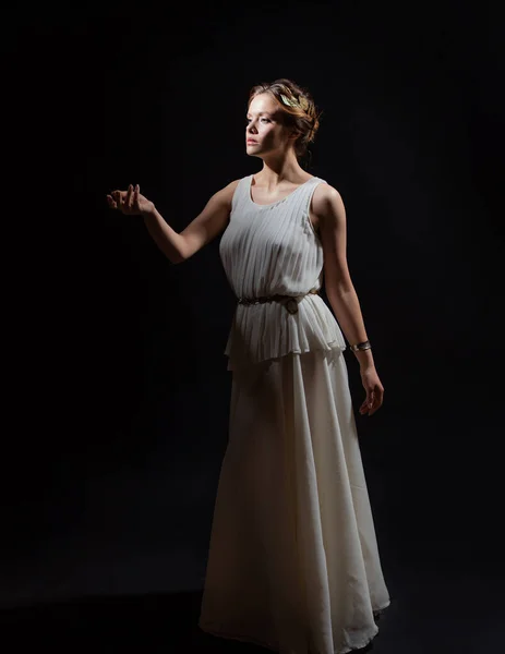 En uråldrig hjältinna, en ung kvinna till en antik grekisk gudinna eller musa. — Stockfoto