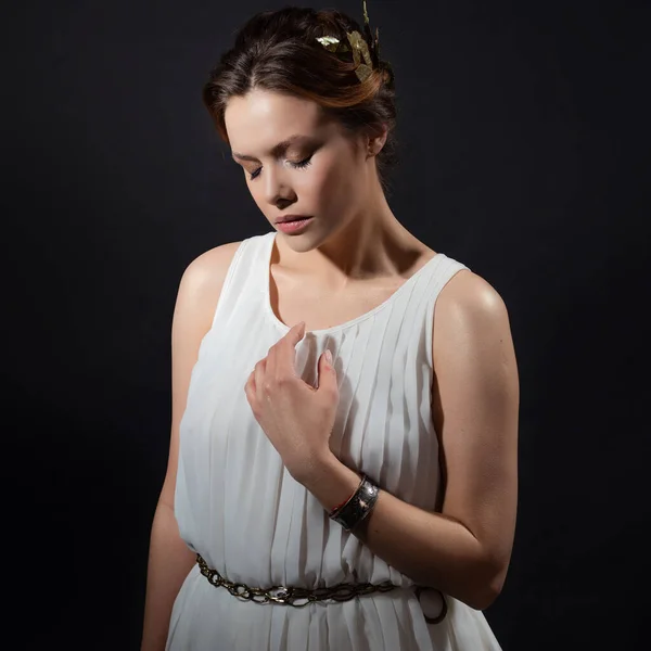 An ancient heroine, a young woman in image of an ancient Greek goddess or muse. — Stock Photo, Image