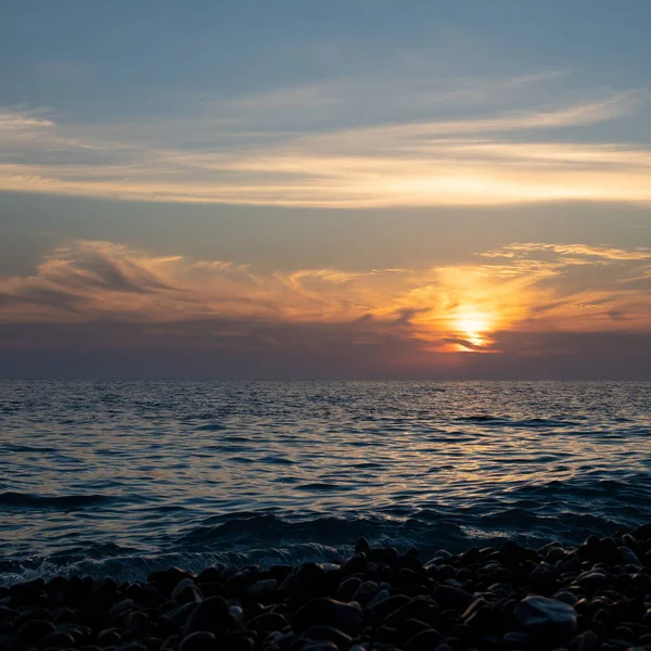 Röd solnedgång i havet, mild romantisk naturlig bakgrund. — Stockfoto