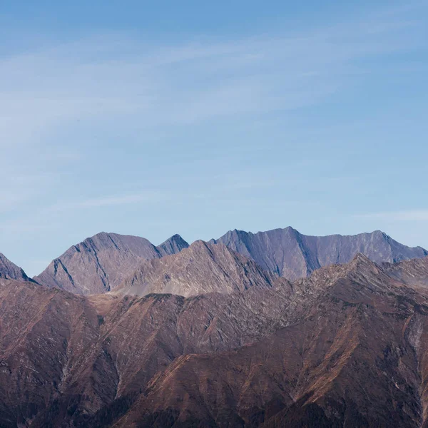 Una dura vista de los picos desnudos de la montaña contra un cielo despejado. —  Fotos de Stock