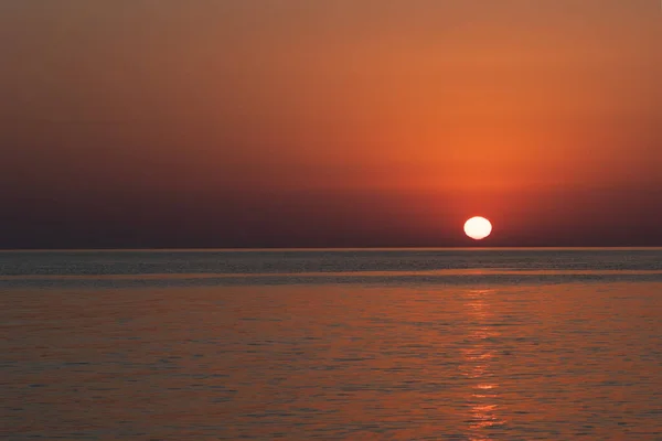 Ροζ ηλιοβασίλεμα στη θάλασσα, απαλό ρομαντικό φυσικό υπόβαθρο. — Φωτογραφία Αρχείου