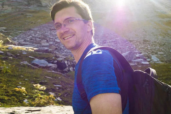 Conquering mountain peaks. A young man makes a trip — Stock Photo, Image