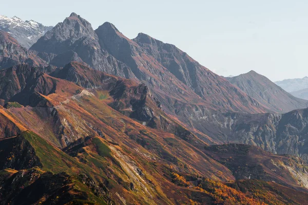 Коричневые осенние вершины гор. Красивый горный пейзаж. — стоковое фото