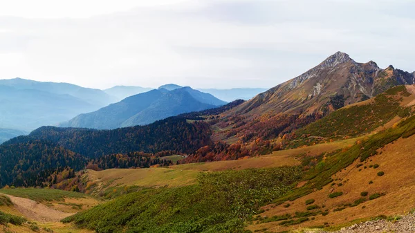 Schönes Bergpanorama, Freiheit und Schönheit der Natur. — Stockfoto