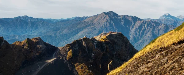 Um belo panorama de montanhas, perspectiva aérea, picos distantes — Fotografia de Stock