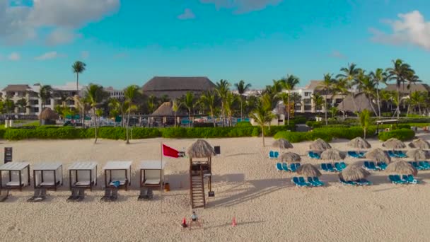 Готель на березі океану, панорама вильоту безпілотника на пляжі з сонячними ліжками . — стокове відео