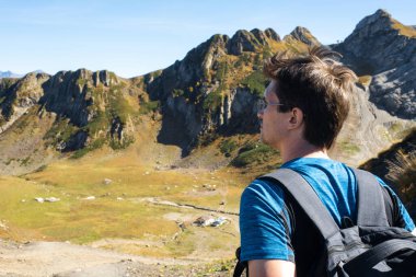 Sırt çantalı bir gezgin dağları fetheder.,