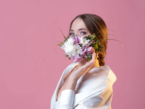 Jonge mooie vrouw in een bloem gezicht masker, — Stockfoto