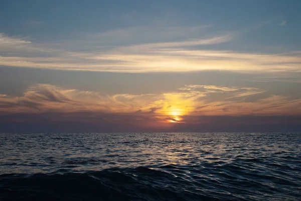 Röd solnedgång i havet, mild romantisk naturlig bakgrund. — Stockfoto