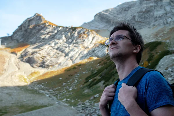 Conquering mountain peaks. A young man makes a trip — Stock Photo, Image