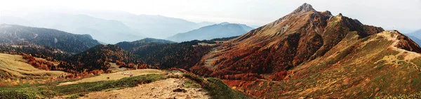Belo panorama de montanhas, liberdade e beleza da natureza. — Fotografia de Stock