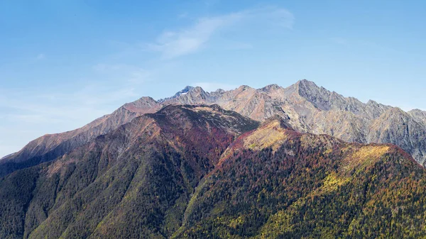 Belo panorama de montanhas, liberdade e beleza da natureza. — Fotografia de Stock