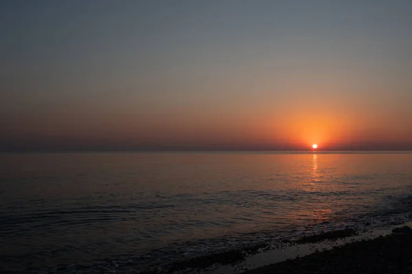 Roze zonsondergang in de zee, zachte romantische natuurlijke achtergrond. Stockfoto