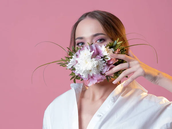 Máscara facial conceito elegante, fresco e animado, fragrância floral. Fotos De Bancos De Imagens