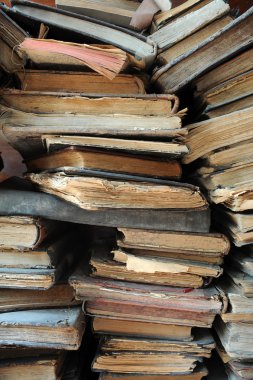 Bir yığın eski kitap.