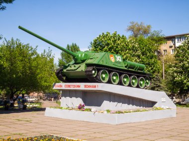 Sovyet tank imha edici su-100. anıt.