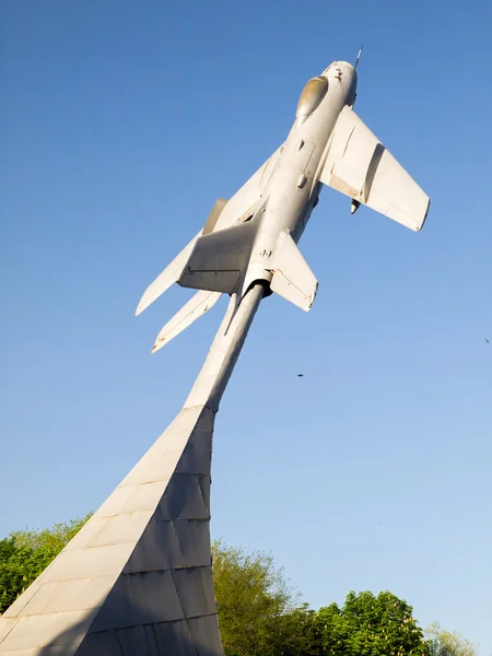 MiG-19. Monument voor gevallen piloten. Krasny Lutsj. — Stockfoto