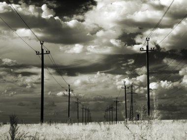 Yüksek voltajlı elektrik hatları bozkır içinde. Kızılötesi.