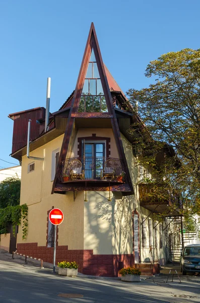 Driehoekige huis in alushta — Stockfoto