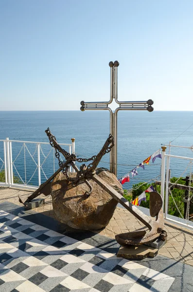 Gamla ankare nära templet-fyren i malorechenskoye. Krim. — Stockfoto