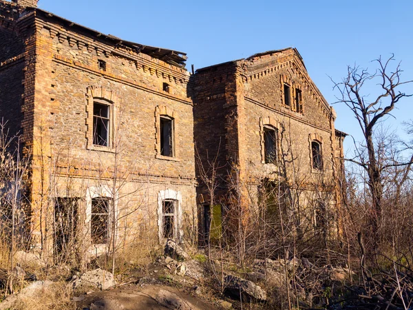 Terk edilmiş eski bir tuğla ev — Stok fotoğraf