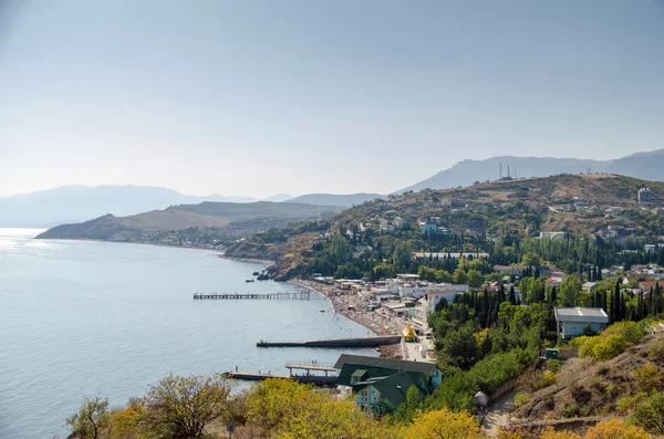 Aluşta yakınındaki sahil. malorechenskoe.