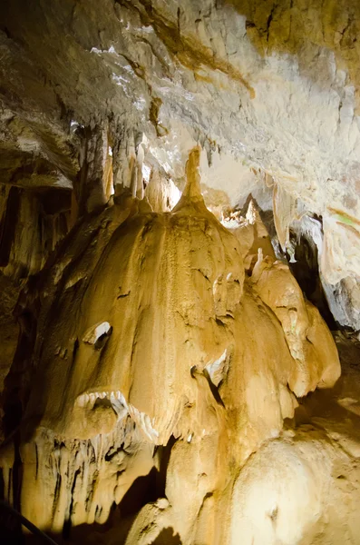 Estalagmitas. Cueva de mármol. Crimea . —  Fotos de Stock